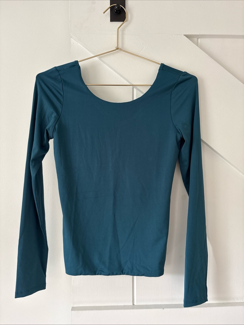 Lazuli Label Women’s Activewear Shirt Long Sleeve Open Back Slit XS Contour Fit